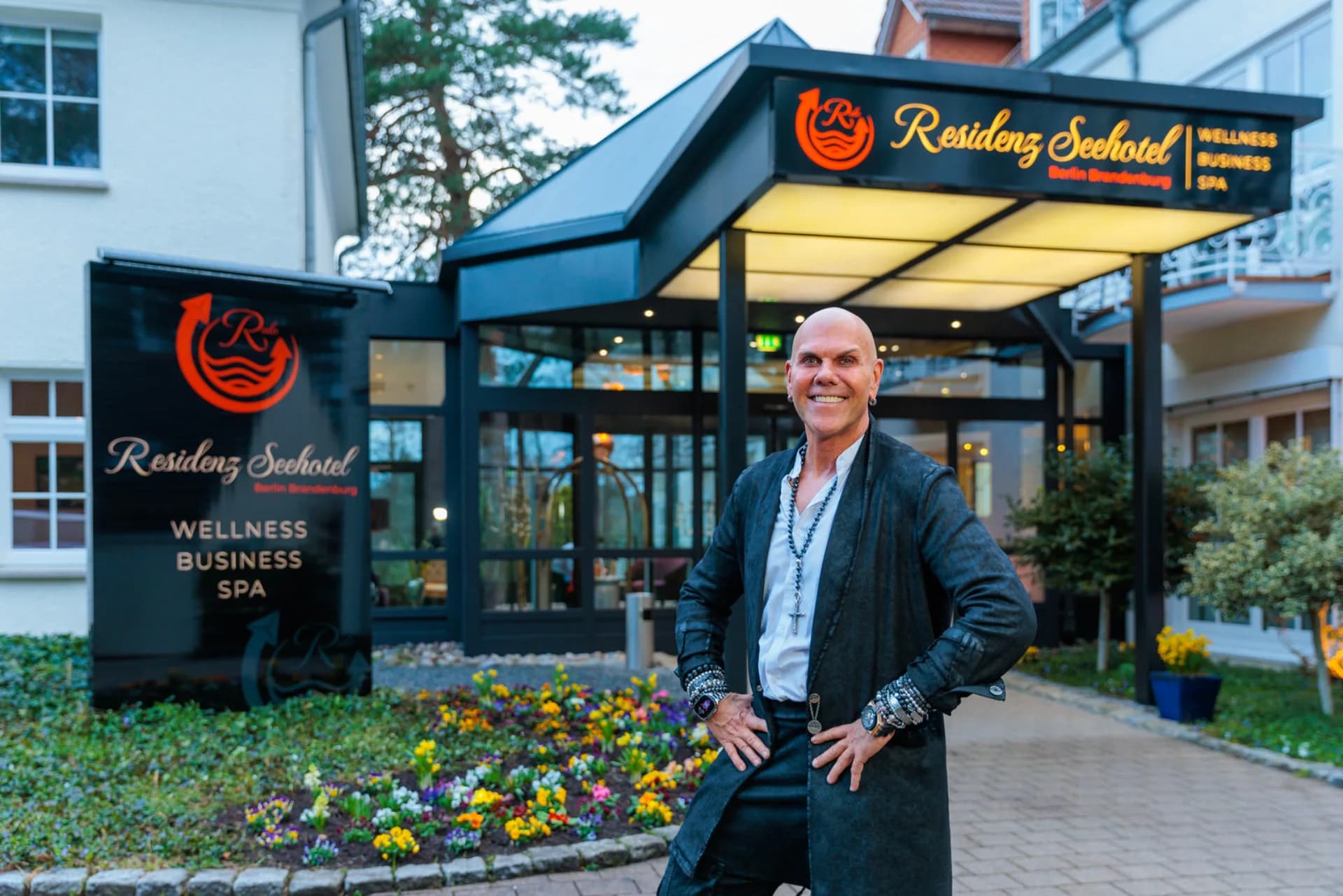 René Dost vor dem Eingang des Residenz Seehotels