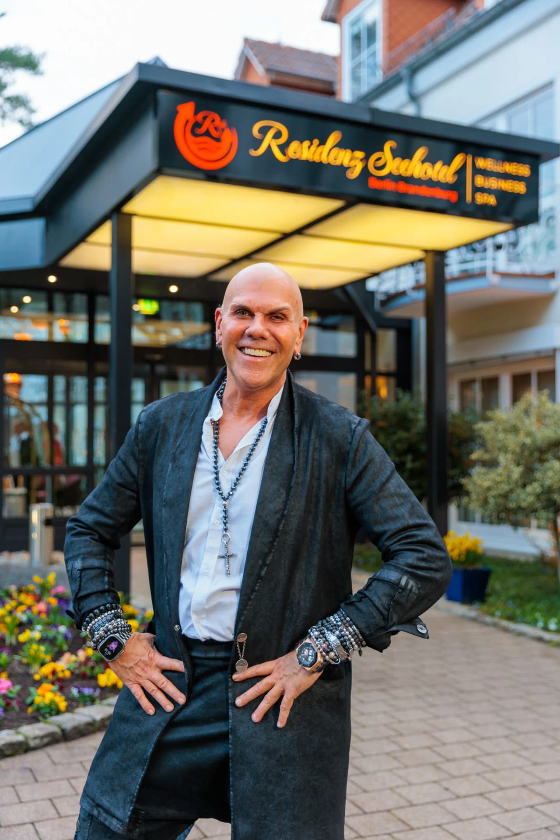 René Dost vor dem Residenz Seehotel