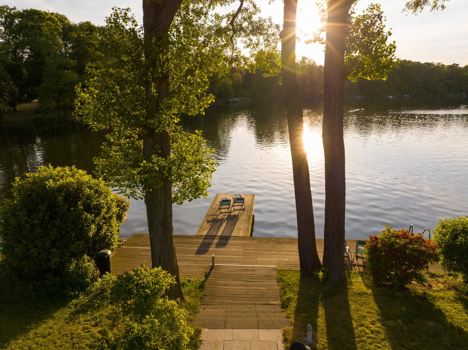 Gartenliegen am Steg des Residenz Seehotels