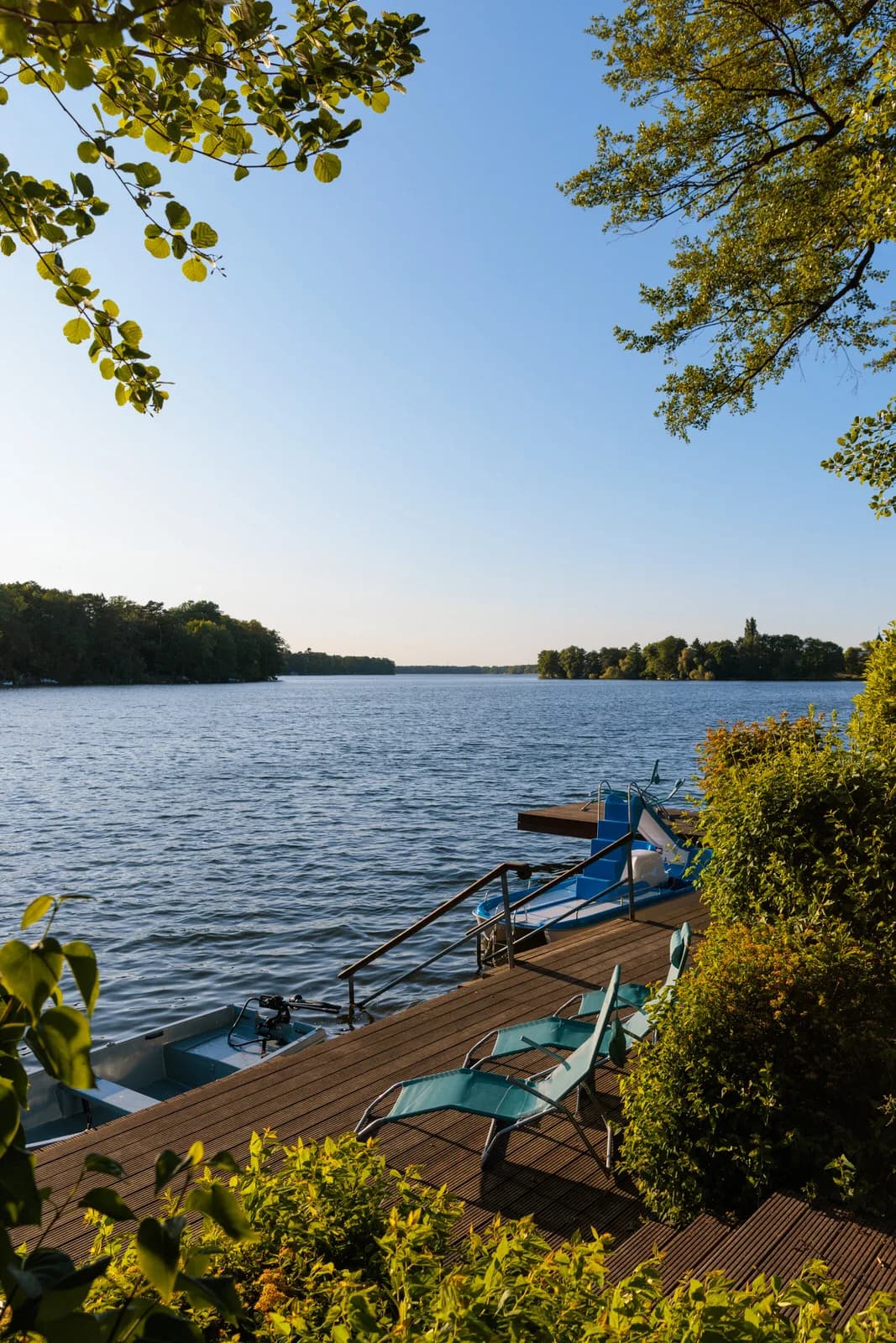 Boote am Steg des Residenz Seehotels