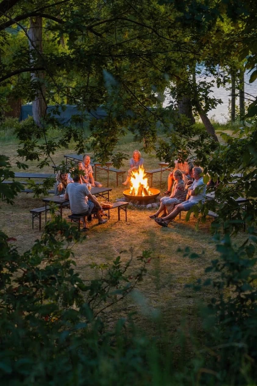 Feuerstelle im Garten am Abend