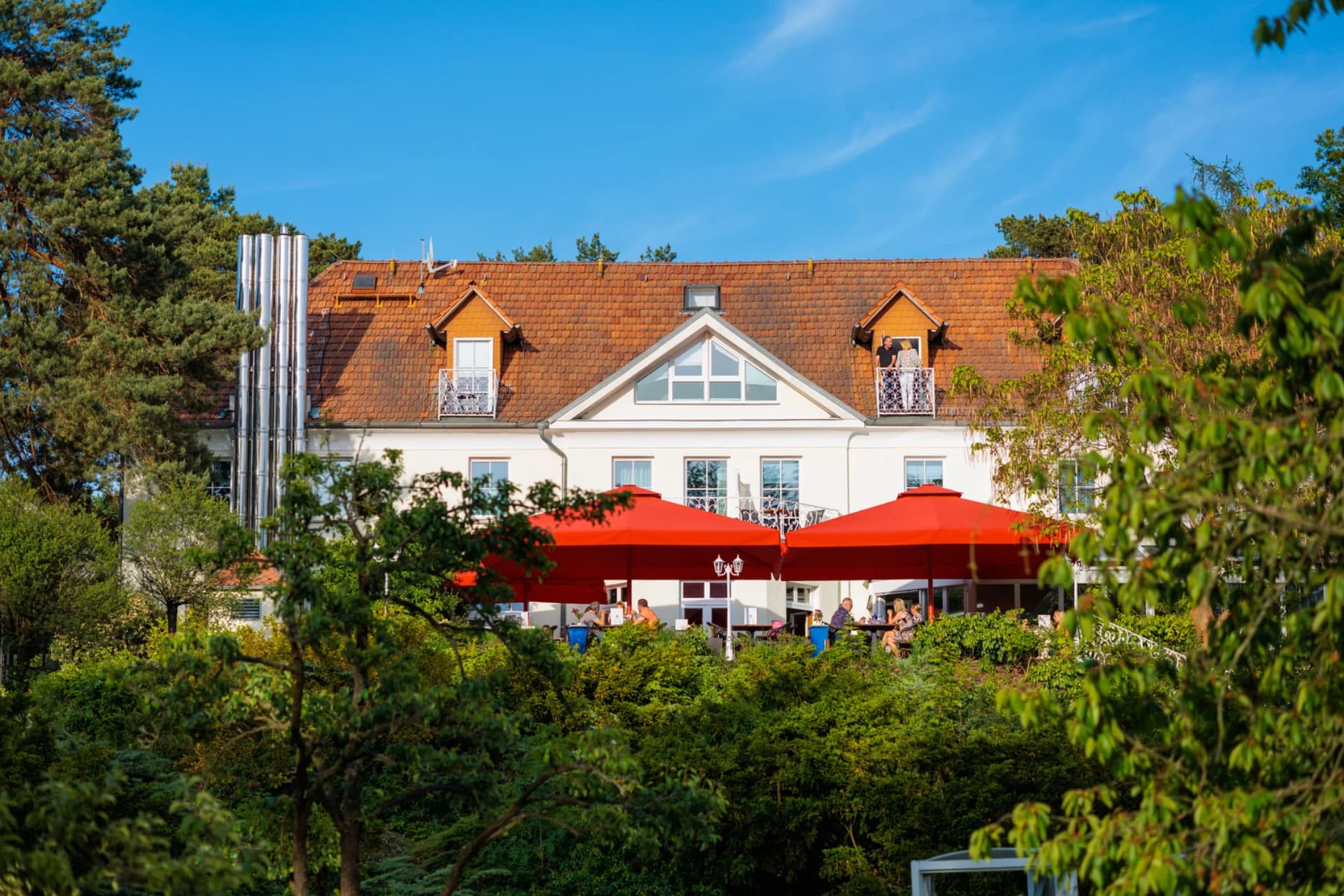 Rote Terrasse des Residenz Seehotels mit roten Sonnenschirmen