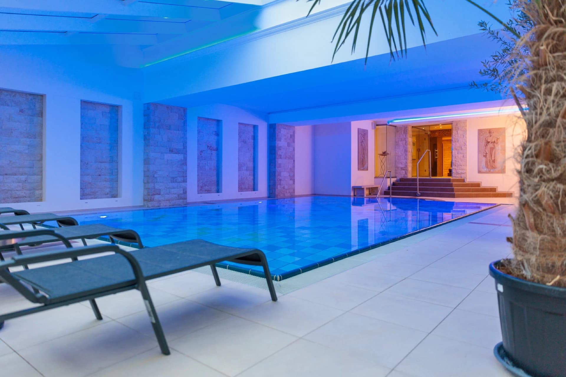Pool-Detail mit Liegen am Rand