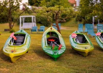 Erleben Sie Spaß und Abenteuer mit unseren Kajaks am Residenz Seehotel, umgeben von einem malerischen Garten und Entspannungsbereichen, perfekt für aktive Erholung in der Natur.